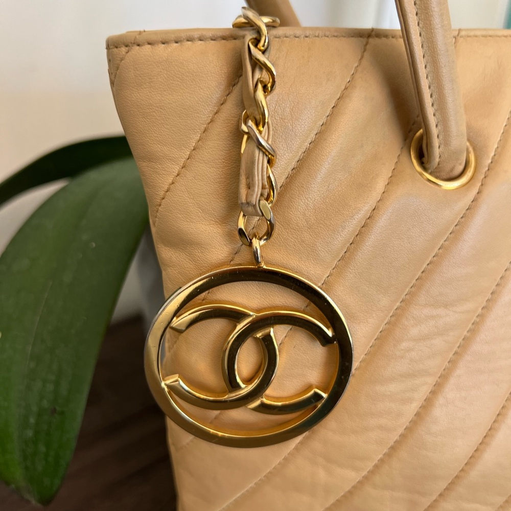 Sold Final clearance Vintage Chanel tote bag Chevron quilted - Picture 6 of 16